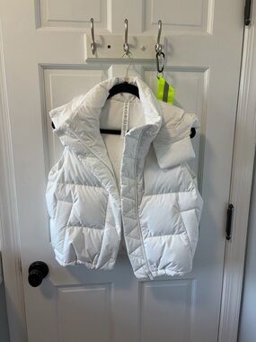 lululemon athletica White Puffer cropped Vest